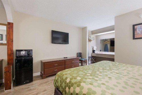 Econo Lodge Inn And Suites East - image 2