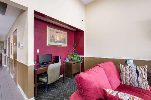 Econo Lodge Inn And Suites East - image 20