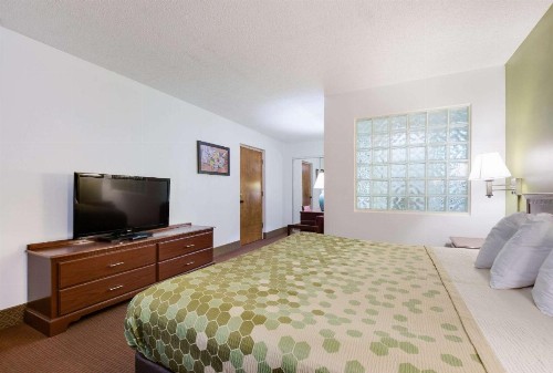 Econo Lodge Inn And Suites East - image 23