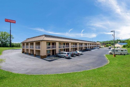 Econo Lodge Inn And Suites East - image 24