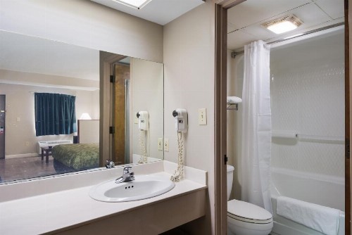 Econo Lodge Inn And Suites East - image 25
