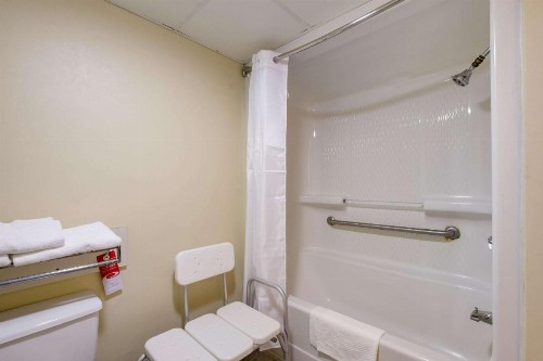Econo Lodge Inn And Suites East - image 26