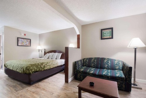 Econo Lodge Inn And Suites East - image 27
