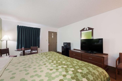 Econo Lodge Inn And Suites East - image 28