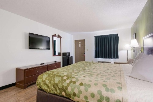 Econo Lodge Inn And Suites East - image 3