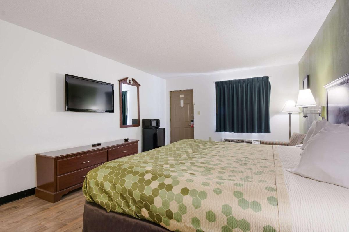 Econo Lodge Inn And Suites East - image 3