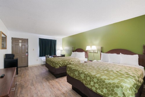 Econo Lodge Inn And Suites East - image 37