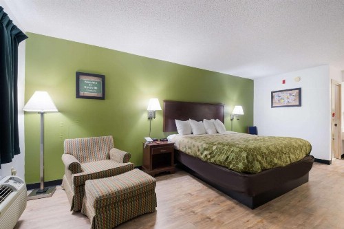 Econo Lodge Inn And Suites East - image 4