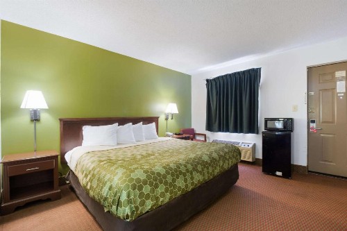 Econo Lodge Inn And Suites East - image 42