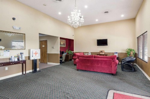 Econo Lodge Inn And Suites East - image 45