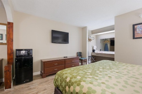 Econo Lodge Inn And Suites East - image 5