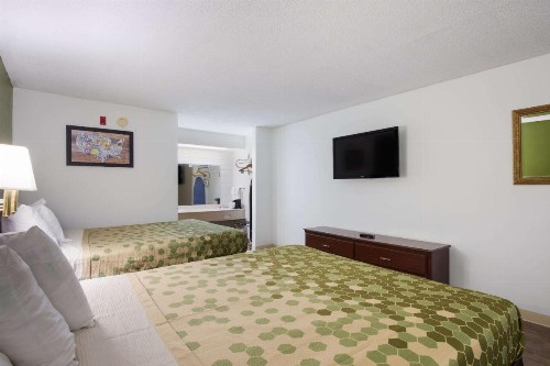 Econo Lodge Inn And Suites East - image 6