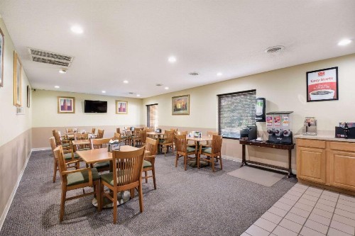 Econo Lodge Inn And Suites East - image 9