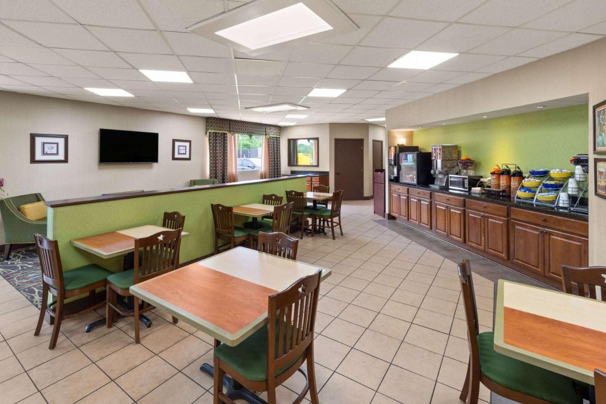 Days Inn by Wyndham Knoxville East - image 5