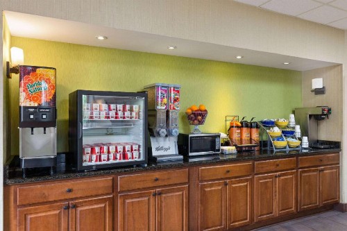 Days Inn by Wyndham Knoxville East - image 9