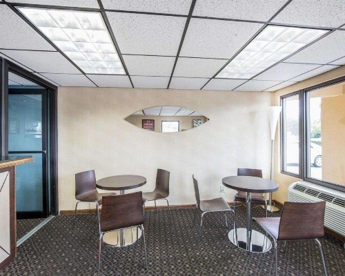 Econo Lodge North Knoxville - image 14
