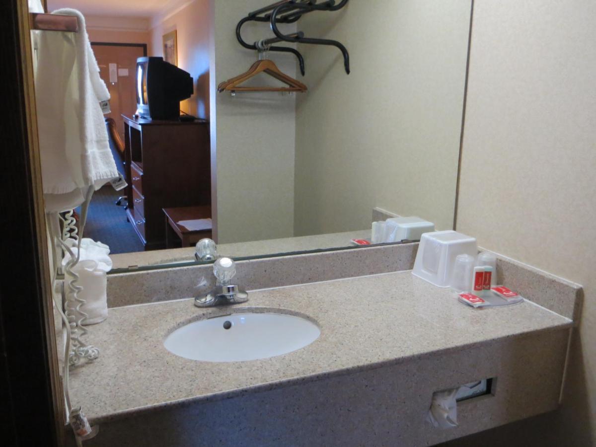 Econo Lodge North Knoxville - image 5