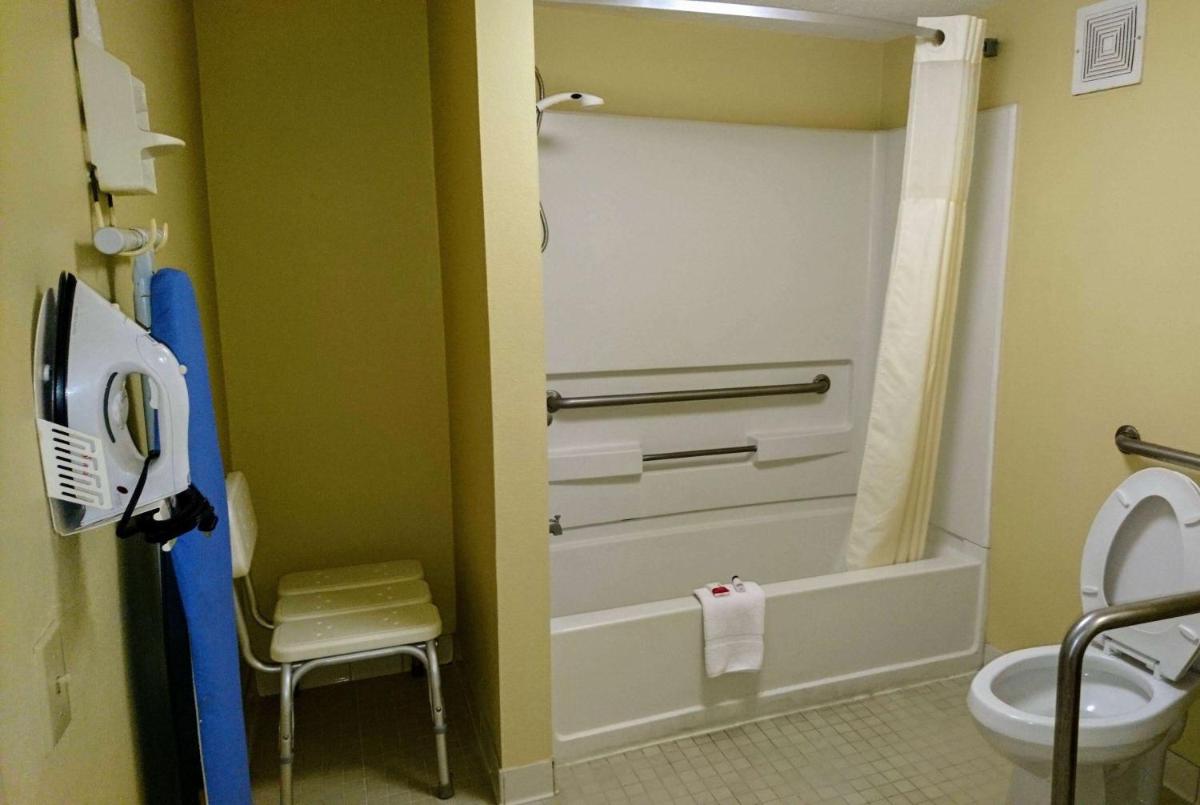 Travelodge by Wyndham Knoxville East - image 3