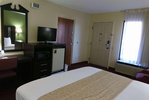 Travelodge by Wyndham Knoxville East - image 4