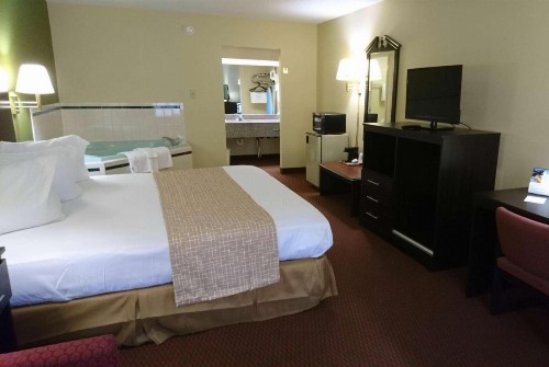 Travelodge by Wyndham Knoxville East - image 6