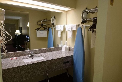 Travelodge by Wyndham Knoxville East - image 7