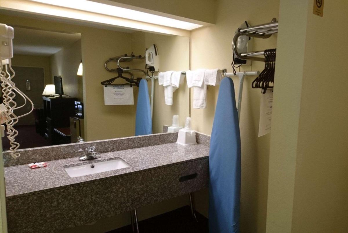 Travelodge by Wyndham Knoxville East - image 7