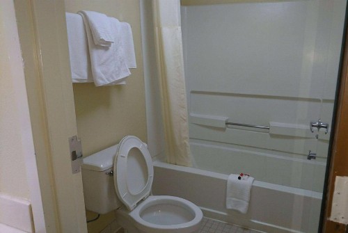 Travelodge by Wyndham Knoxville East - image 9