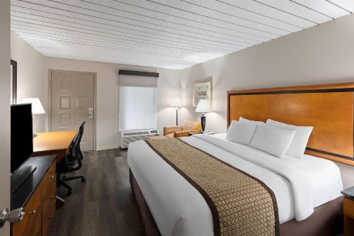 Baymont by Wyndham Knoxville I-75 - image 17