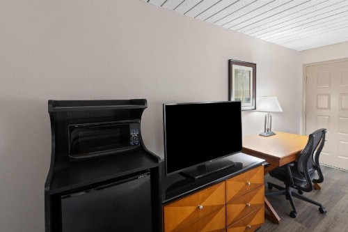 Baymont by Wyndham Knoxville I-75 - image 18