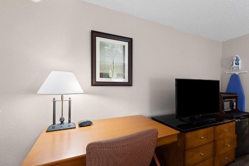 Baymont by Wyndham Knoxville I-75 - image 21