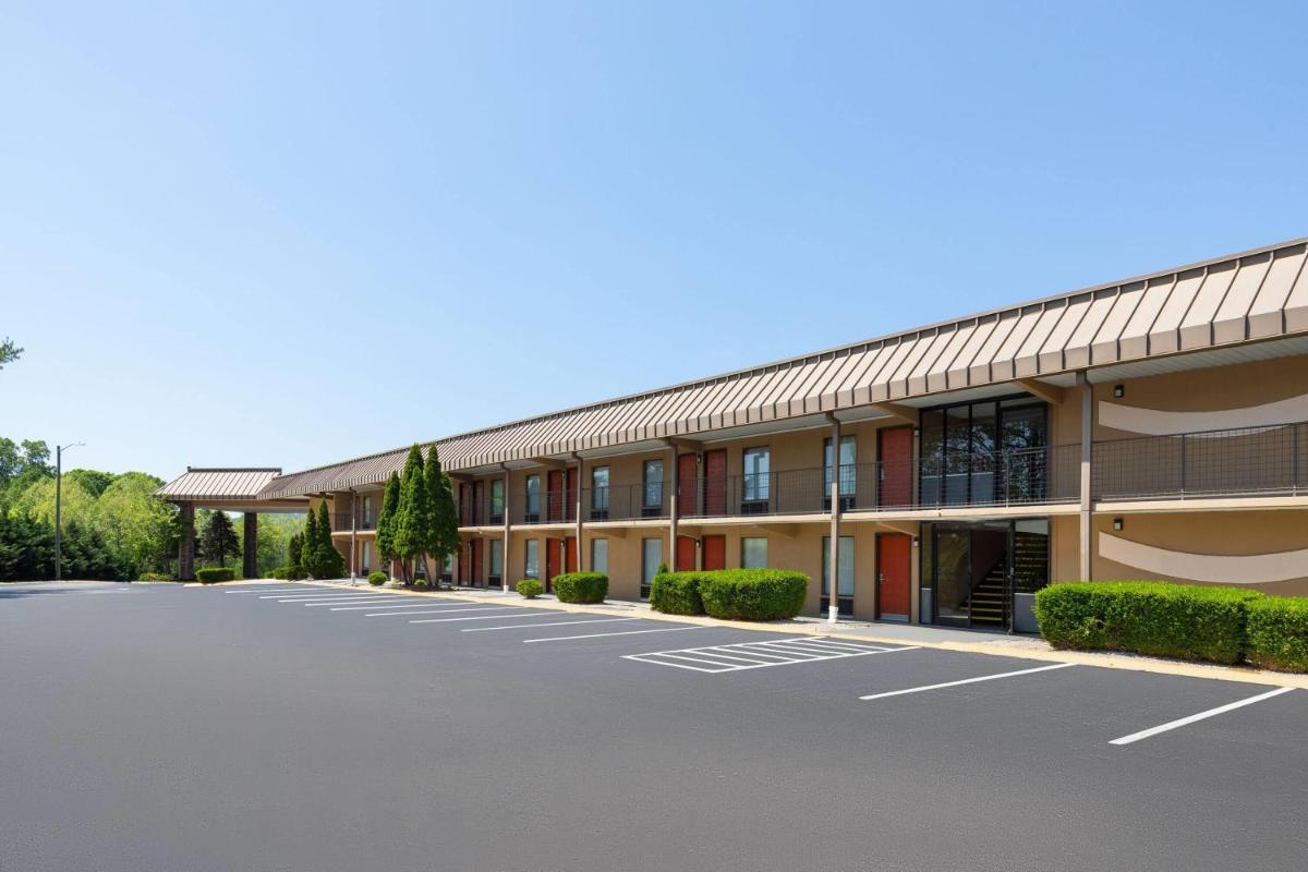 Baymont by Wyndham Knoxville I-75 - image 4