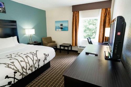Clarion Inn & Suites West Knoxville - image 43