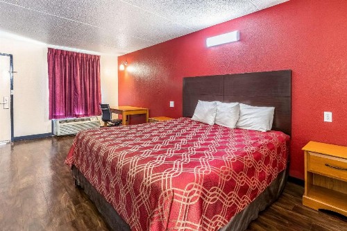 Econo Lodge Knoxville - image 12