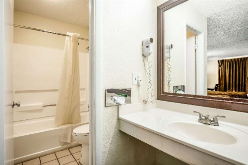 Econo Lodge Knoxville - image 15