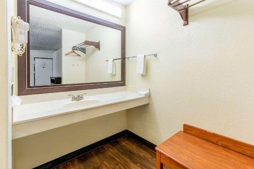 Econo Lodge Knoxville - image 17