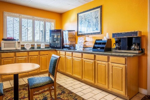 Econo Lodge Knoxville - image 19