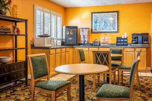 Econo Lodge Knoxville - image 20