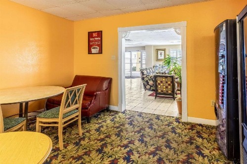 Econo Lodge Knoxville - image 21