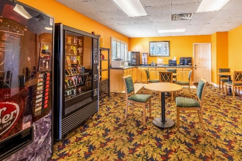 Econo Lodge Knoxville - image 22