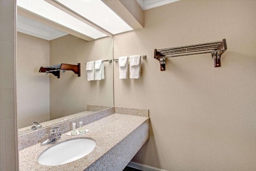 Super 8 by Wyndham Knoxville East - image 10