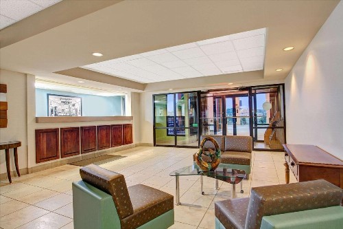 Super 8 by Wyndham Knoxville East - image 2