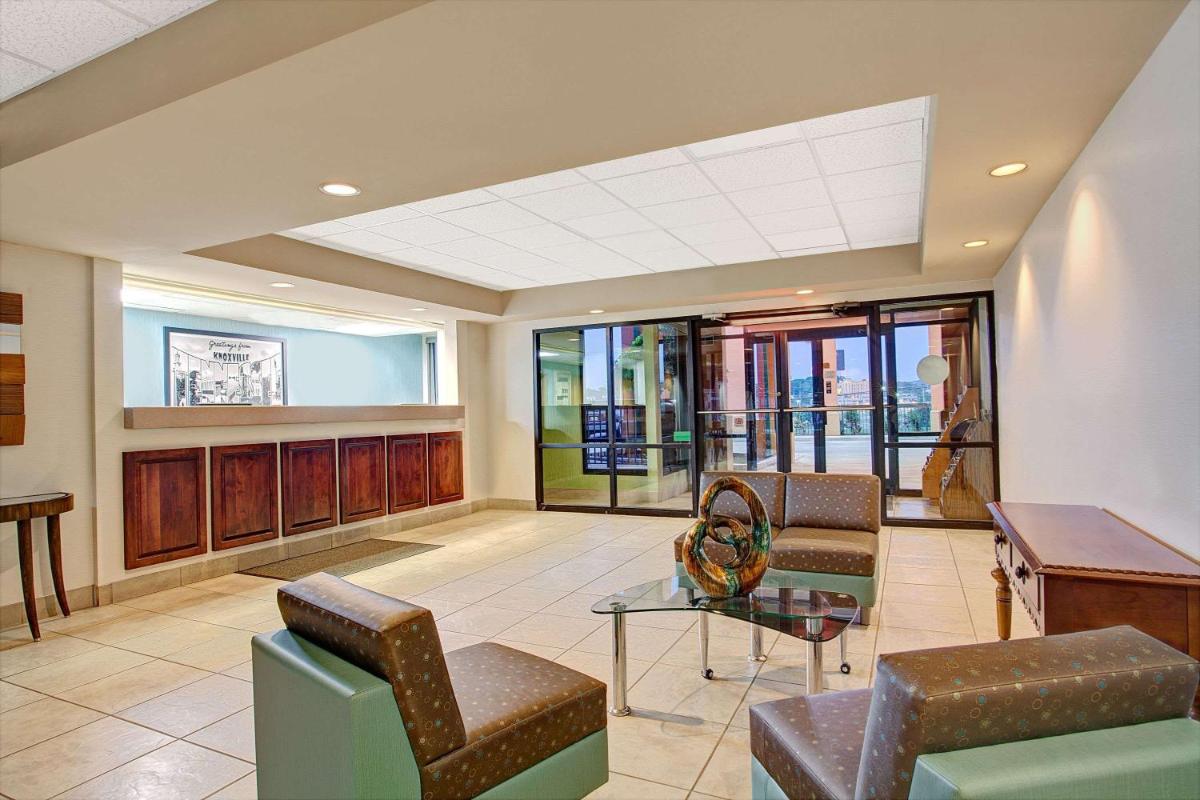 Super 8 by Wyndham Knoxville East - image 2
