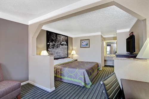 Super 8 by Wyndham Knoxville East - image 23
