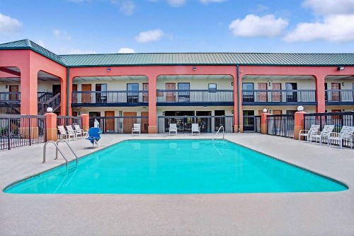 Super 8 by Wyndham Knoxville East - image 3