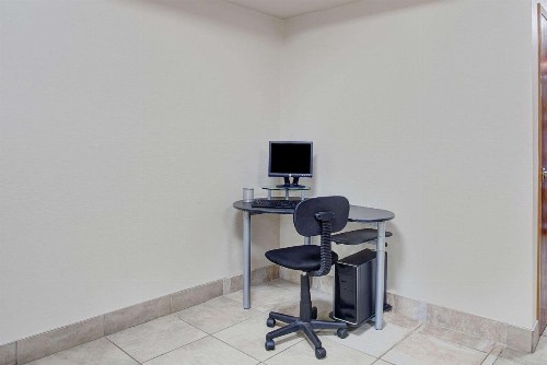 Super 8 by Wyndham Knoxville East - image 4