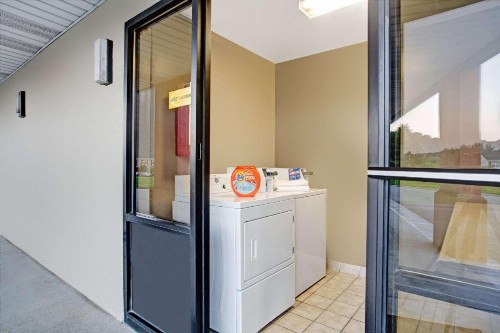 Super 8 by Wyndham Knoxville East - image 5