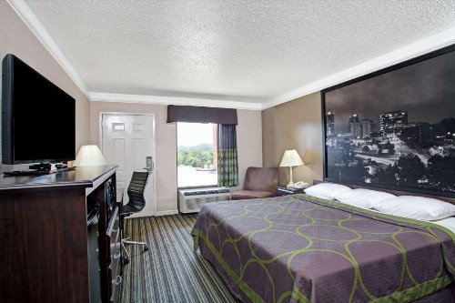 Super 8 by Wyndham Knoxville East - image 7