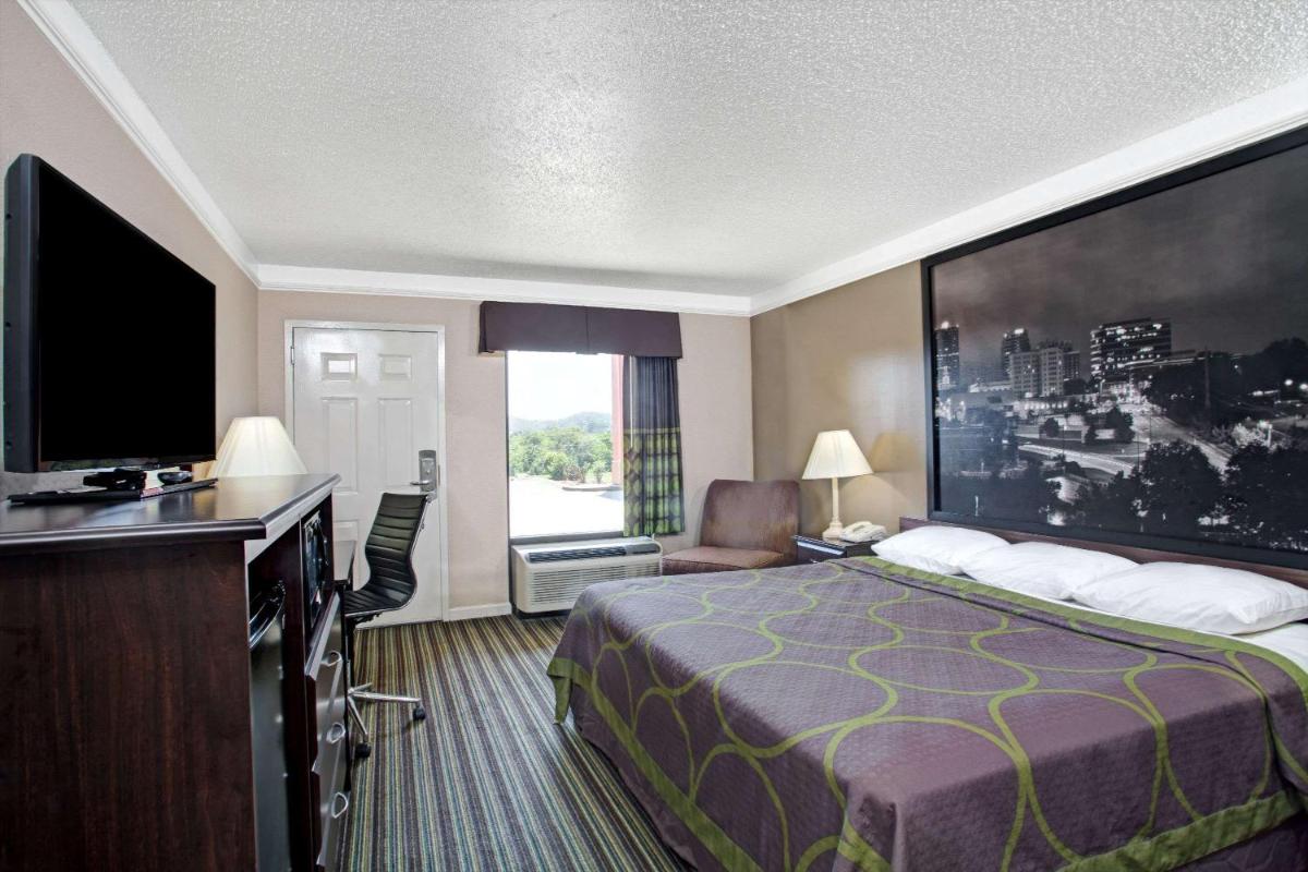 Super 8 by Wyndham Knoxville East - image 7