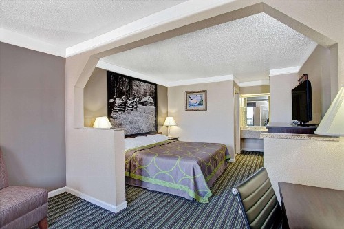 Super 8 by Wyndham Knoxville East - image 8