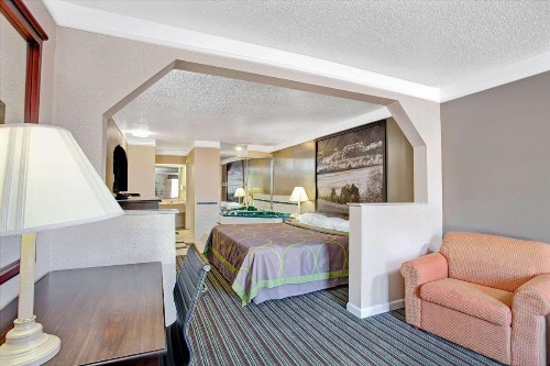 Super 8 by Wyndham Knoxville East - image 9